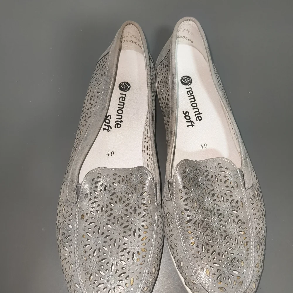 Remonte Women's Gray Perforated Flats